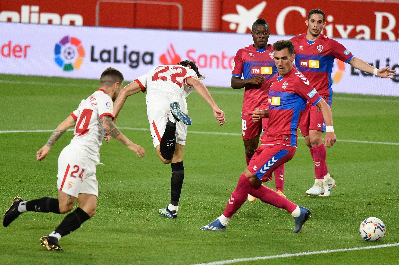 Gol de taco del "Mudo" Vázquez en el triunfo de Sevilla sobre Elche en la liga de España