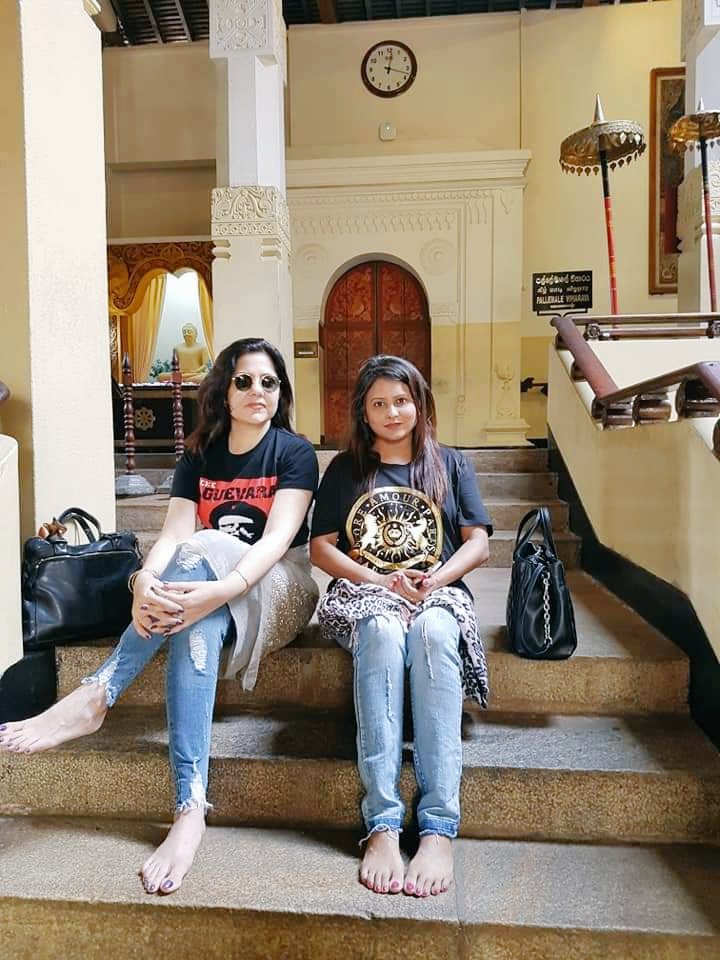 sairashahhalim's tweet photo. For the love of #CheGuevara and #rippedjeans..
#Throwback2018

#TempleOfToothRelic #Kandy #SriLanka https://t.co/7lgfY5uQ0r
