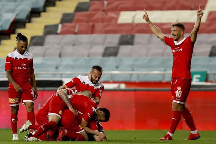 O Kupa Antalya’ya Gelecek...
Ziraat Türkiye Kupası'nda Aytemiz Alanyaspor'u 2-0 yenen Fraport TAV Antalyaspor, finale yükseldi ve Beşiktaş'ın rakibi oldu. 🦂
