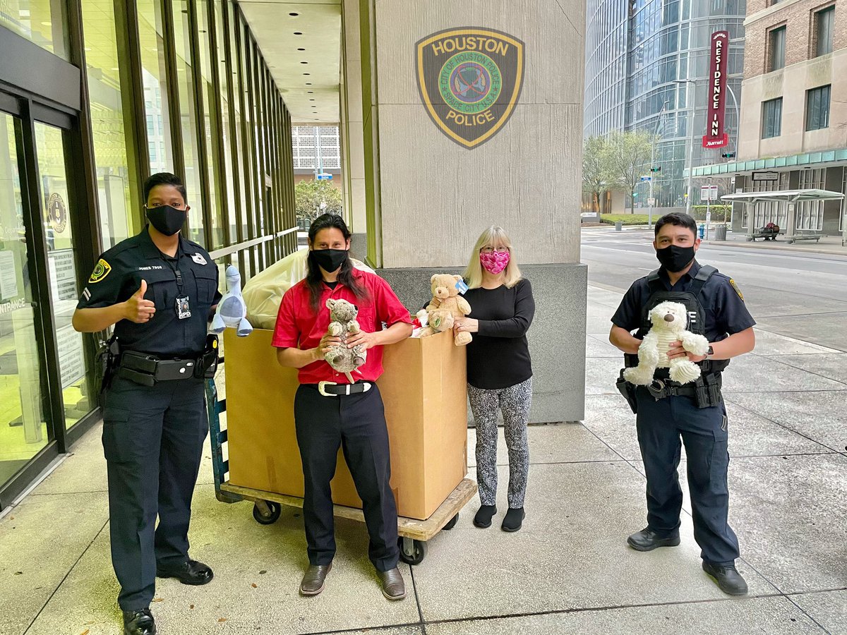 Ofc_RobHPD's tweet photo. HUGE👏Thanks to Linda Black with Kinder Morgan for the generous🐻donation today! Children across the city are truly grateful for your support! #relationalpolicing #houstonpolice #thinblueline https://t.co/ar2suGRIYA