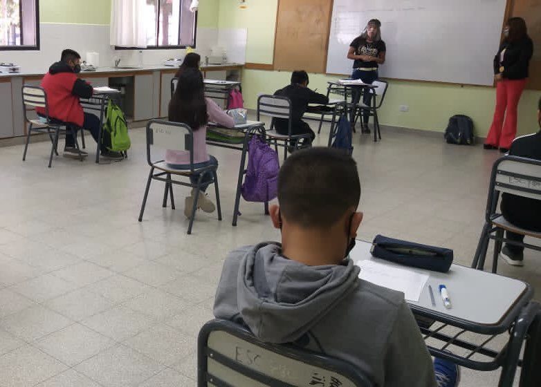 EducacionChubut's tweet photo. La ministra de #Educación, Florencia Perata, recorrió hoy la Escuela N° 780, de Gualjaina y conversó con estudiantes, docentes y auxiliares sobre los desafíos que presenta el regreso a clases en un contexto de pandemia. https://t.co/fuWDS5U7wX