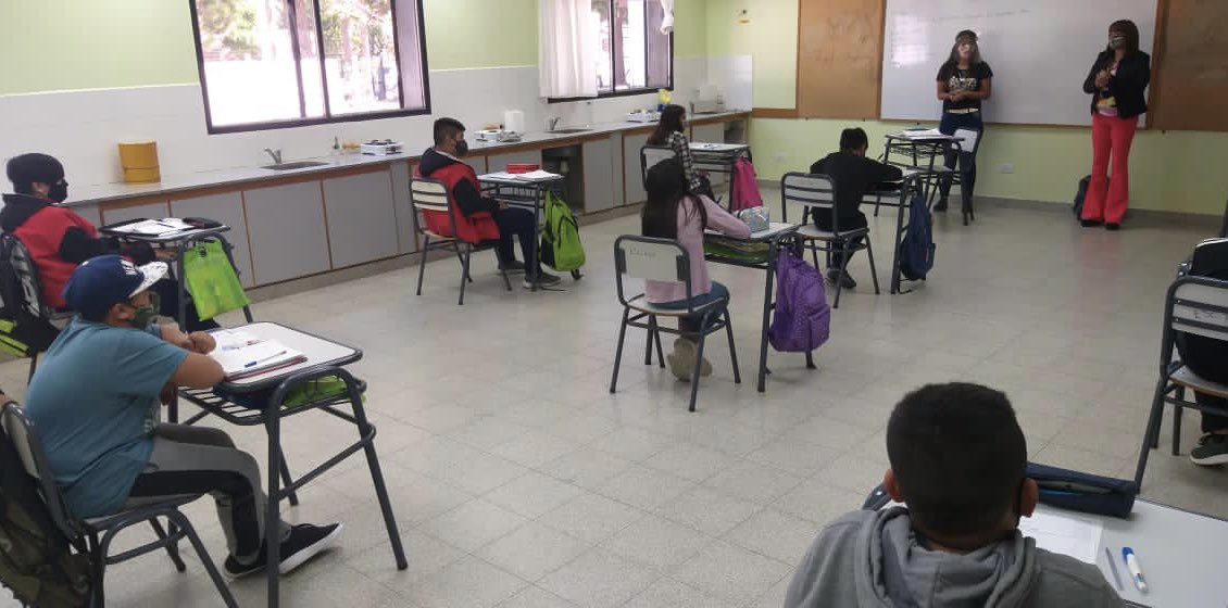 EducacionChubut's tweet photo. La ministra de #Educación, Florencia Perata, recorrió hoy la Escuela N° 780, de Gualjaina y conversó con estudiantes, docentes y auxiliares sobre los desafíos que presenta el regreso a clases en un contexto de pandemia. https://t.co/fuWDS5U7wX