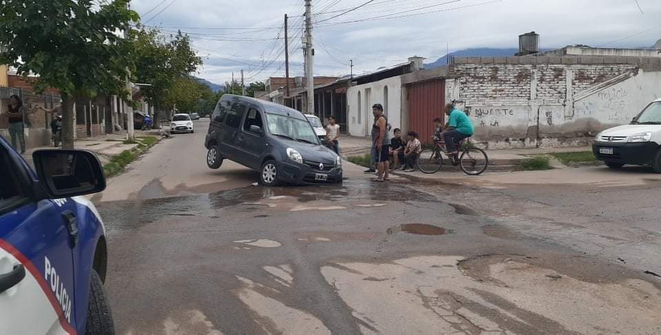 Rioja Noticias's tweet - "El dato 📌Capital abandonada Camioneta se incrustó en un enorme bache en el barrio 20 de Mayo, más precisamente en la intersección de Julio Campos y Octavio de