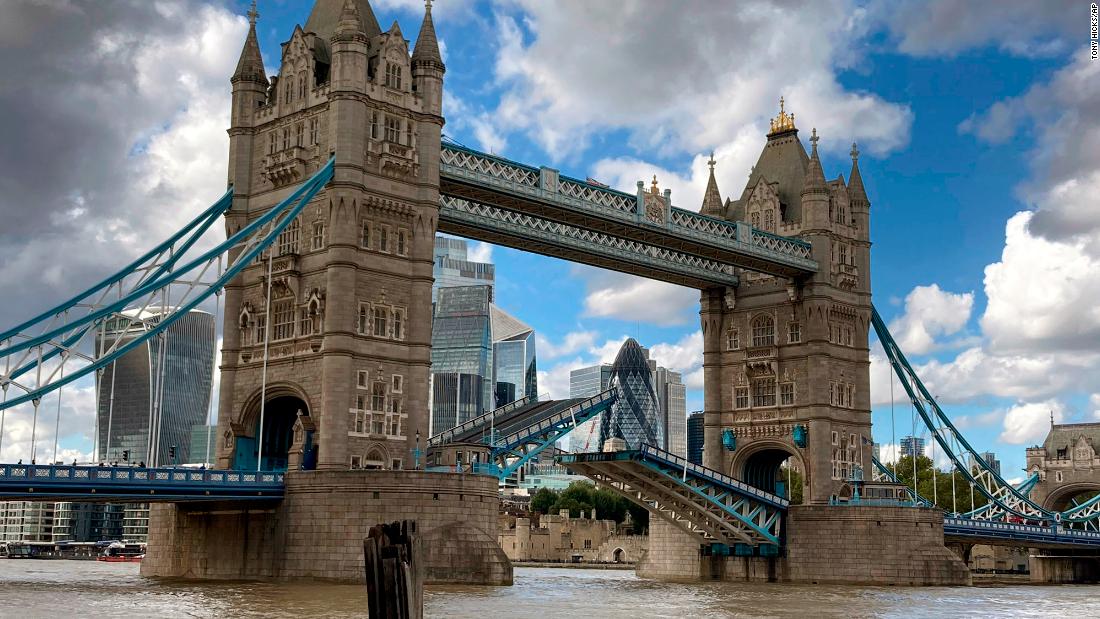 AlinaGrishchen1's tweet photo. Tower Bridge is a combined suspension and drawbridge in central London over the River Thames, near the Tower of London. Sometimes confused with London Bridge, located about 0.8 km upstream. https://t.co/8zOR9D0qQS