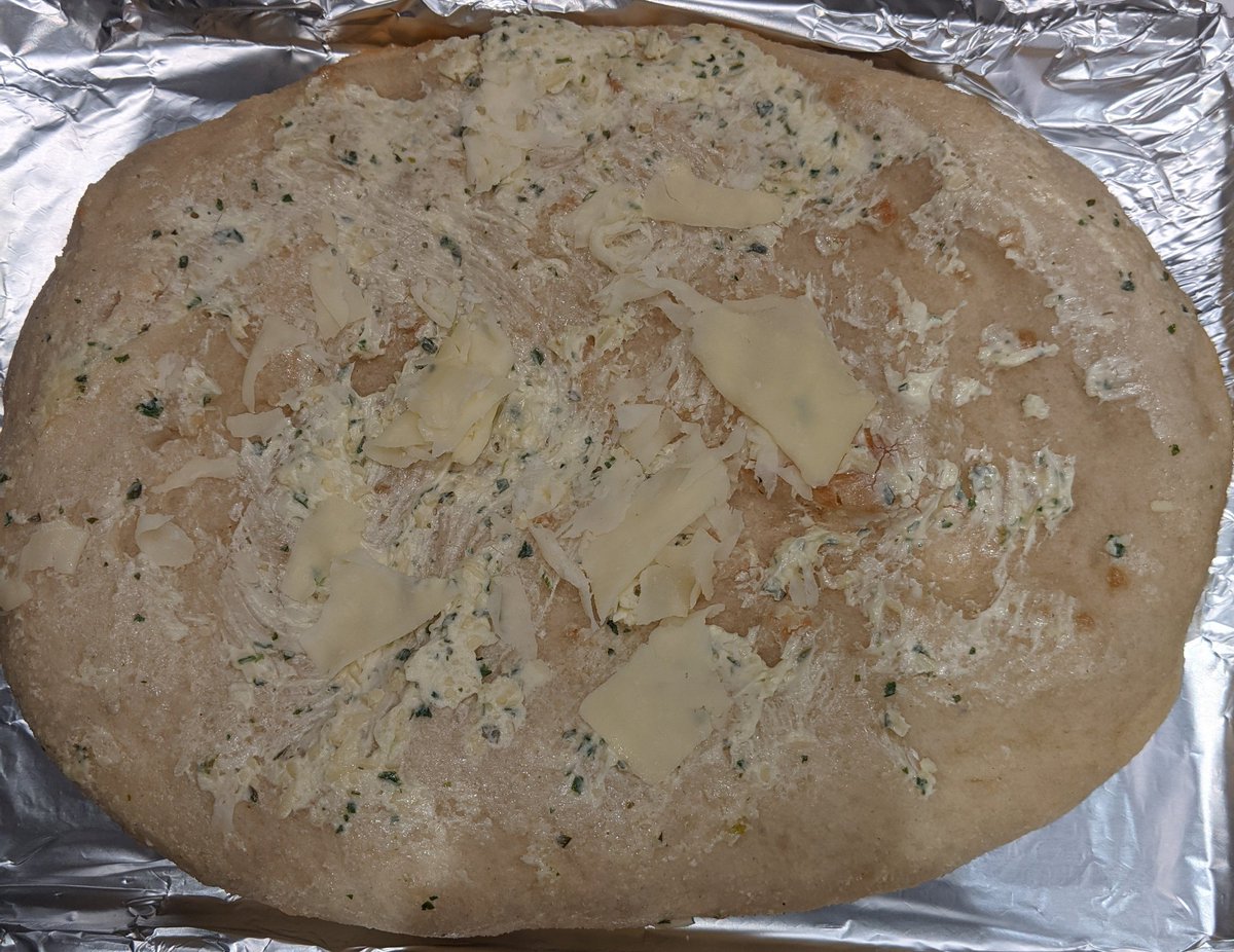 mattdunn51's tweet photo. @Tesco what is the minimum amount of cheese needed to make this qualify as "cheesy garlic bread" because I believe you have achieved it https://t.co/hSJkEjuwoe