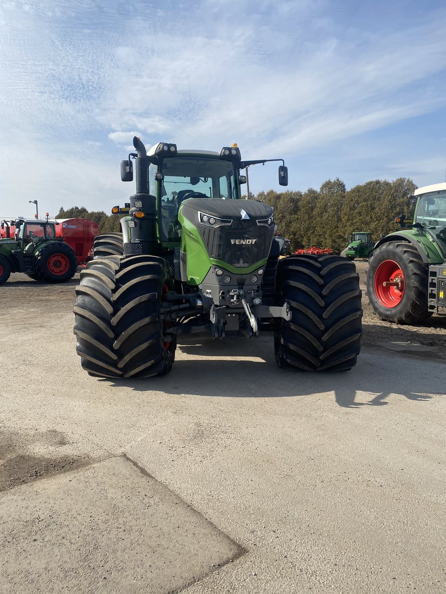 McNallyfarms7's tweet photo. Fendtastic day for some new buns! Fitting it’s St pattys day , cheers , delivery day tomorrow !!!@AdvantageFarm @Fendt_NA @AGCOcorp @goodyear https://t.co/NCM0YlpcwL