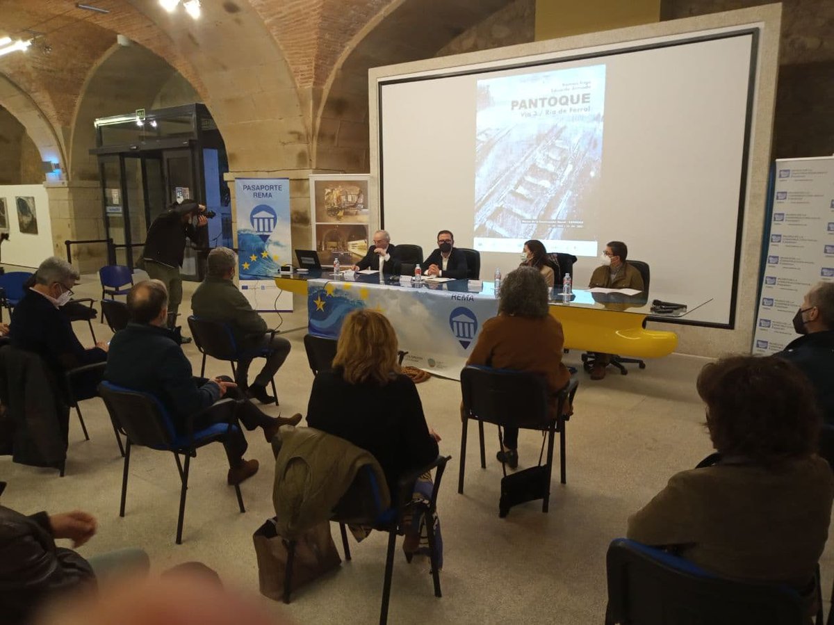 exponav's tweet photo. Jornada de lujo para inaugurar la exposición #Pantoque, de Ramón Trigo y Eduardo Armada, que podéis visitar hasta el 18 de abril. ¡No os perdáis el mural que pintó in situ Trigo! https://t.co/YcANFfCAaC