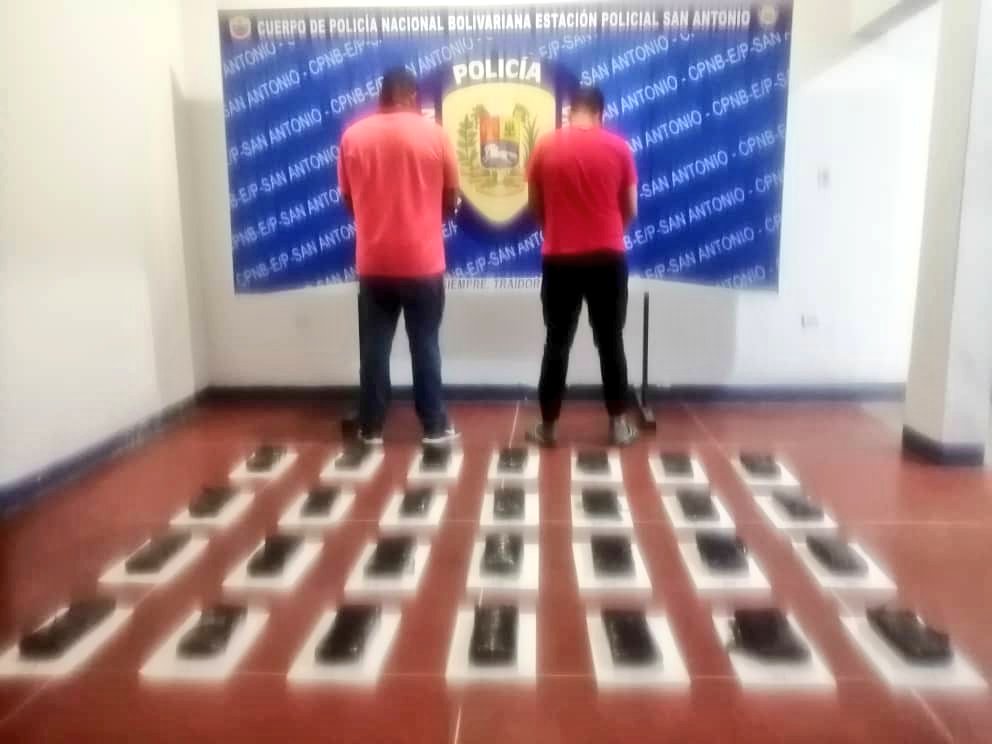 freddybernal_ve's tweet photo. Felicito la política implementada por el Comisionado Jefe de la #PNB #Táchira, Manuel Romero Inciarte en la Lucha contra la Corrupción y hechos irregulares; que gracias a esa iniciativa y las labores de inteligencia de esa institución se detuvo a 2 ciudadanos en San Antonio.1/2 https://t.co/NBye36faLY