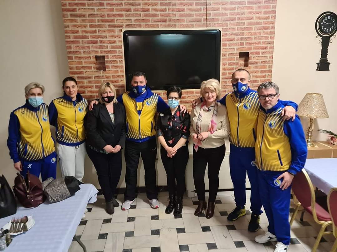 ErnaMerdic's tweet photo. Kao članica UO ŽRK Krivaja, zajedno sa svojom kolegicom Džemaninom Memagić i na čelu sa predsjednicom kluba Mirelom Bašić, posjetile smo naše djevojke i stručni štab na pripremama reprezentacije u Lukavcu. Rado se stavljamo ženskoj rukometnoj reprezentaciji na raspolaganje. https://t.co/cqqPAMAeH9