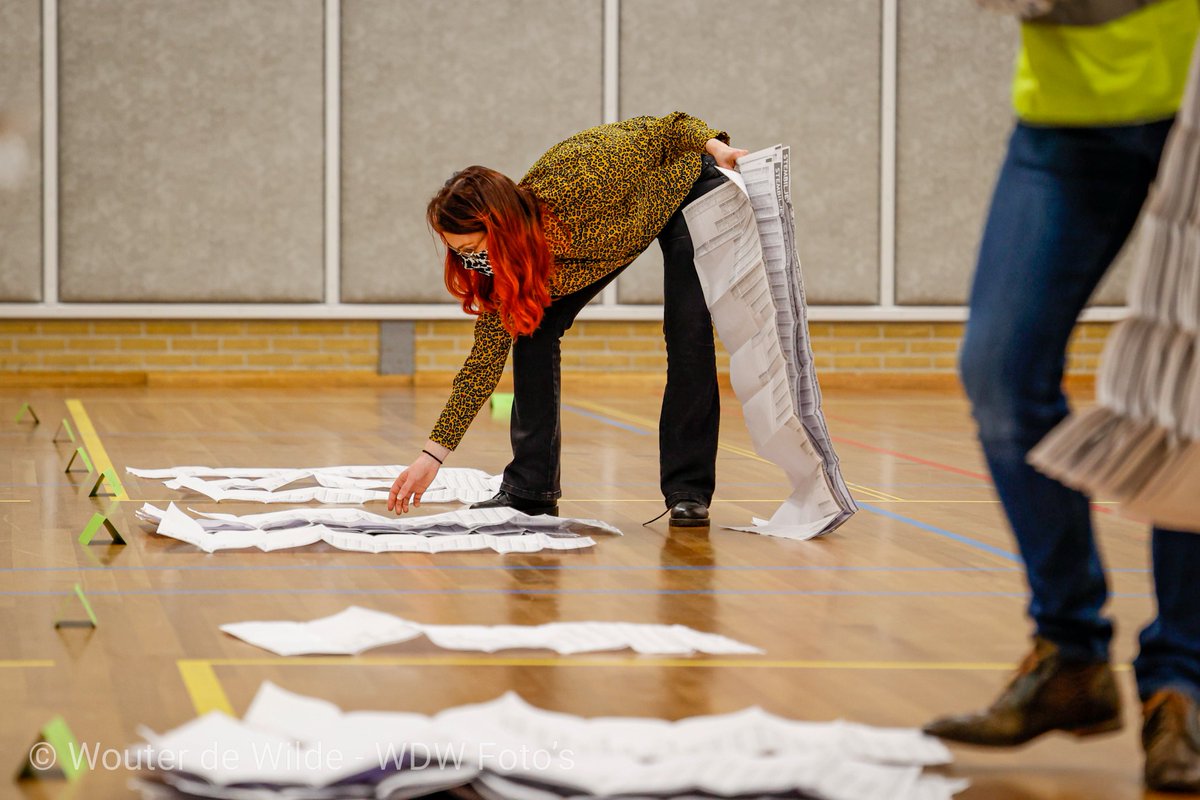 De stemmen worden geteld. #TK2021 #stemmen #Verkiezingen2021 #verkiezingsdag #ikstem #nederlandkiest <a href="/rtvoost/">RTV Oost</a> <a href="/tubantia/">Tubantia</a> <a href="/NOS/">NOS</a> <a href="/anpfoto/">ANP Foto</a> @WDWFotos
