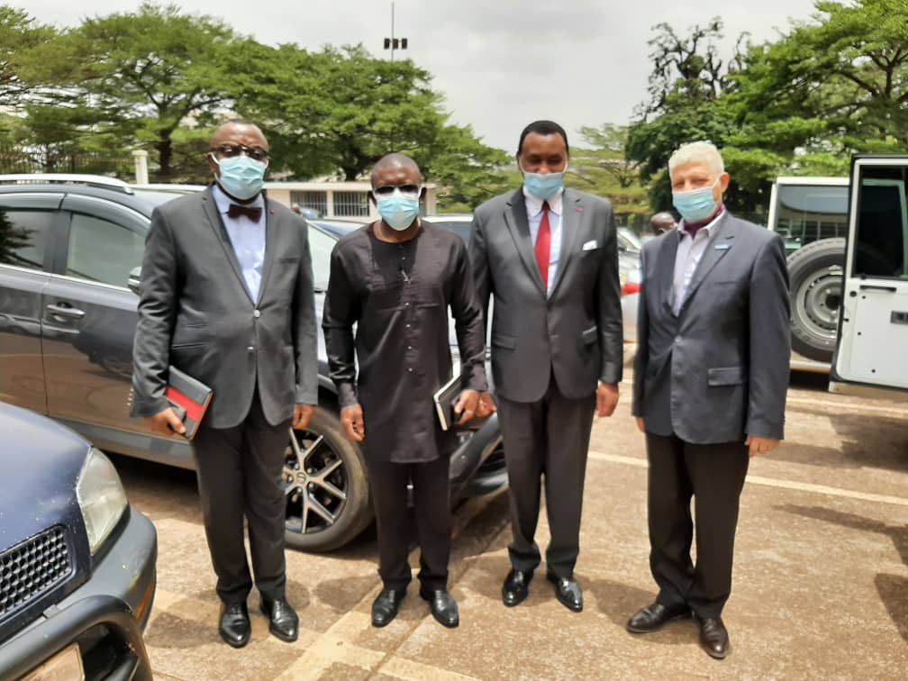 MbavCesar's tweet photo. Aujourd'hui le Représentant du MCO, Olivier Guillaume Béer a remis au Ministère de la Santé 3 ambulances et autres produits médicaux comme contribution du HCR à la réponse COVID-19 en phase avec les engagements du Cameroun au Forum Mondial sur les Refugies https://t.co/AN8FrKRDIE