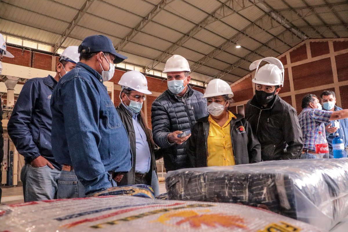 Opinion_Bolivia's tweet photo. Electo gobernador de #Cochabamba y @FEPC_Cochabamba inspeccionan Parque Industrial Santiváñez y obras paralelas para atraer más industrias y facilitar trabajo de empresas. Humberto Sánchez y empresarios liderados por @javier_bellot acordaron priorizar parque y economía regional https://t.co/d4qIUZmI7F