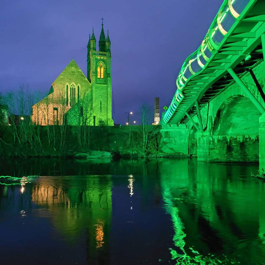 Edelmcm3's tweet photo. Absolutely gorgeous. Well done #ballybofey &amp; #Stranorlar Chamber of Commerce #theresnoplacelikehome #Donegal #StPatricksDay https://t.co/J3XusvJVyp