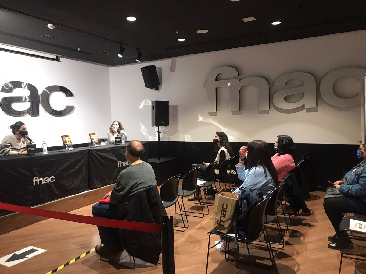 byLorenaFranco's tweet photo. Qué tarde tan bonita hablando de #TodosBuscanANoraRoy en @Fnac_ESP #LaIlla.
Muchas gracias por venir 📖🖊💛
@edit_planeta https://t.co/IzvZqymT7y