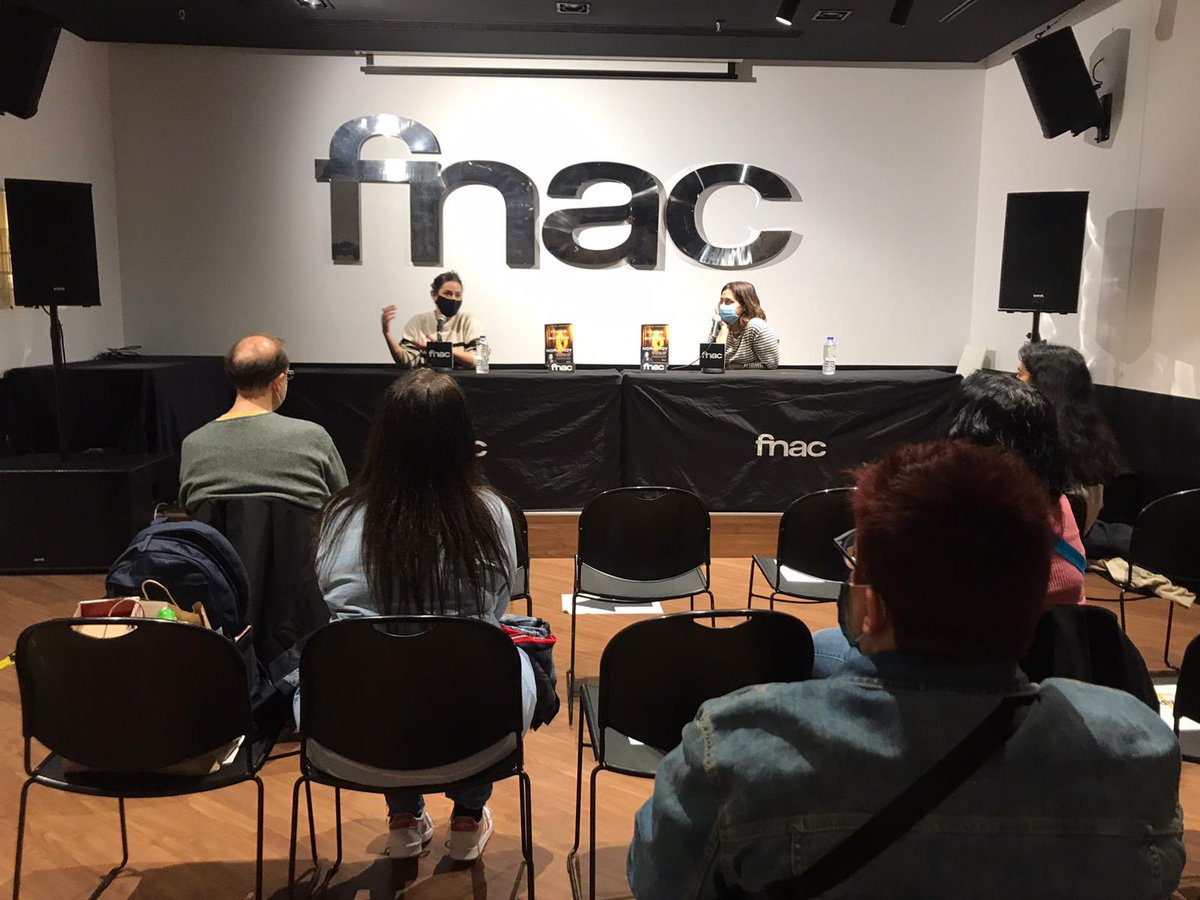 byLorenaFranco's tweet photo. Qué tarde tan bonita hablando de #TodosBuscanANoraRoy en @Fnac_ESP #LaIlla.
Muchas gracias por venir 📖🖊💛
@edit_planeta https://t.co/IzvZqymT7y