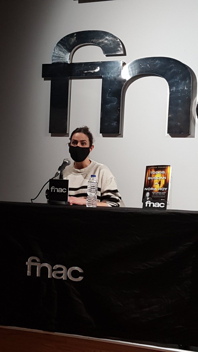 byLorenaFranco's tweet photo. Qué tarde tan bonita hablando de #TodosBuscanANoraRoy en @Fnac_ESP #LaIlla.
Muchas gracias por venir 📖🖊💛
@edit_planeta https://t.co/IzvZqymT7y