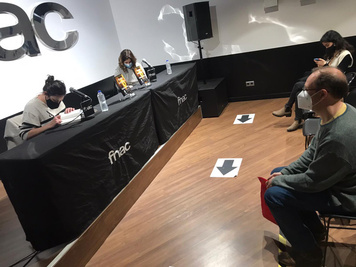 byLorenaFranco's tweet photo. Qué tarde tan bonita hablando de #TodosBuscanANoraRoy en @Fnac_ESP #LaIlla.
Muchas gracias por venir 📖🖊💛
@edit_planeta https://t.co/IzvZqymT7y