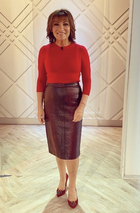 Andarist21's tweet photo. Lorraine Kelly - Hot in Leather
#milf #cougar #hotinleather https://t.co/kKSeURDHXC