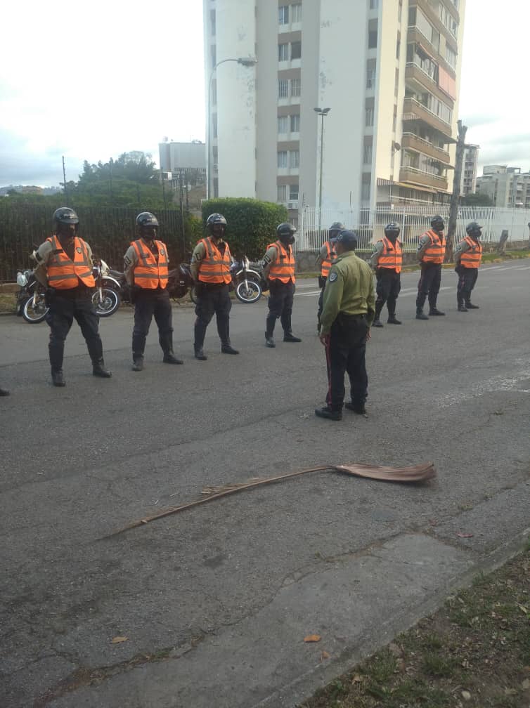 PolisucreOficia's tweet photo. #17marzo | Despliegue Conjunto Estratégico de Seguridad Ciudadana Inteligencia Patrullaje y reacción Inmediata #Plan76 INPRI al servicio de la ciudadanía para garantizar la paz y seguridad Urb. El Marqués
@capitalzodi41
@PoliciaMiranda
@DESURPETAREGNB
#ServirYProtegerPMS https://t.co/uEZX5L2J1T