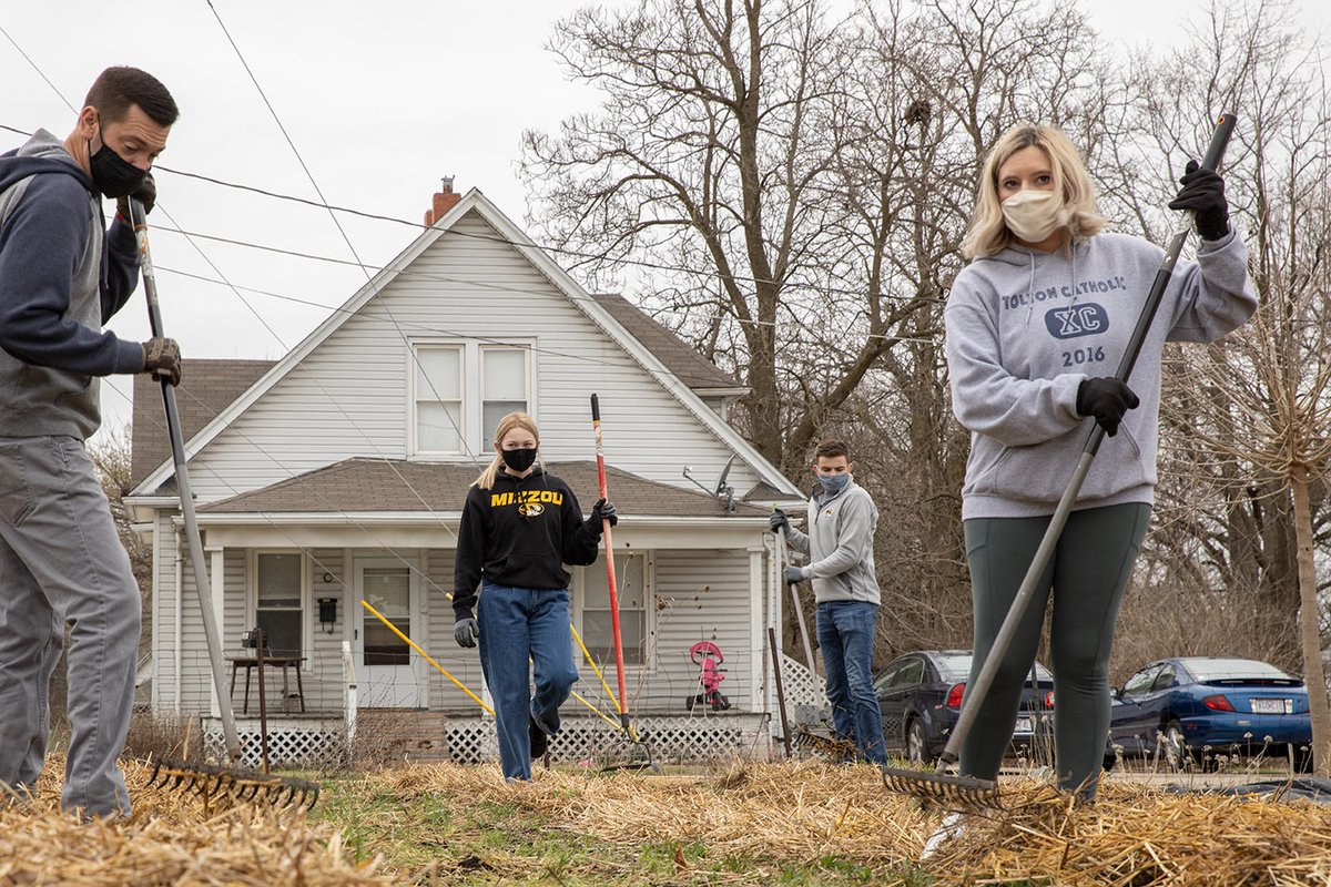 More than 120 #Mizzou students volunteer throughout Columbia and surrounding communities as part of <a href="/MizzouBreaks/">Mizzou Alternative Breaks</a>’ Weekend Service Experience. fal.cn/3e5d6 #ShowMe