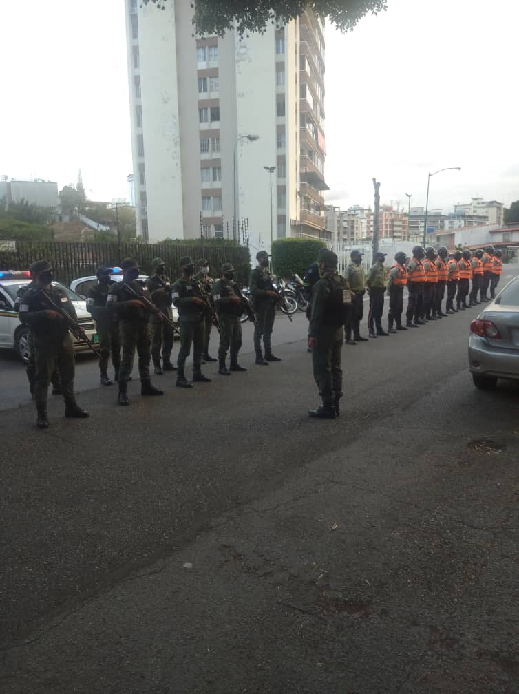 PolisucreOficia's tweet photo. #17marzo | Despliegue Conjunto Estratégico de Seguridad Ciudadana Inteligencia Patrullaje y reacción Inmediata #Plan76 INPRI al servicio de la ciudadanía para garantizar la paz y seguridad Urb. El Marqués
@capitalzodi41
@PoliciaMiranda
@DESURPETAREGNB
#ServirYProtegerPMS https://t.co/uEZX5L2J1T