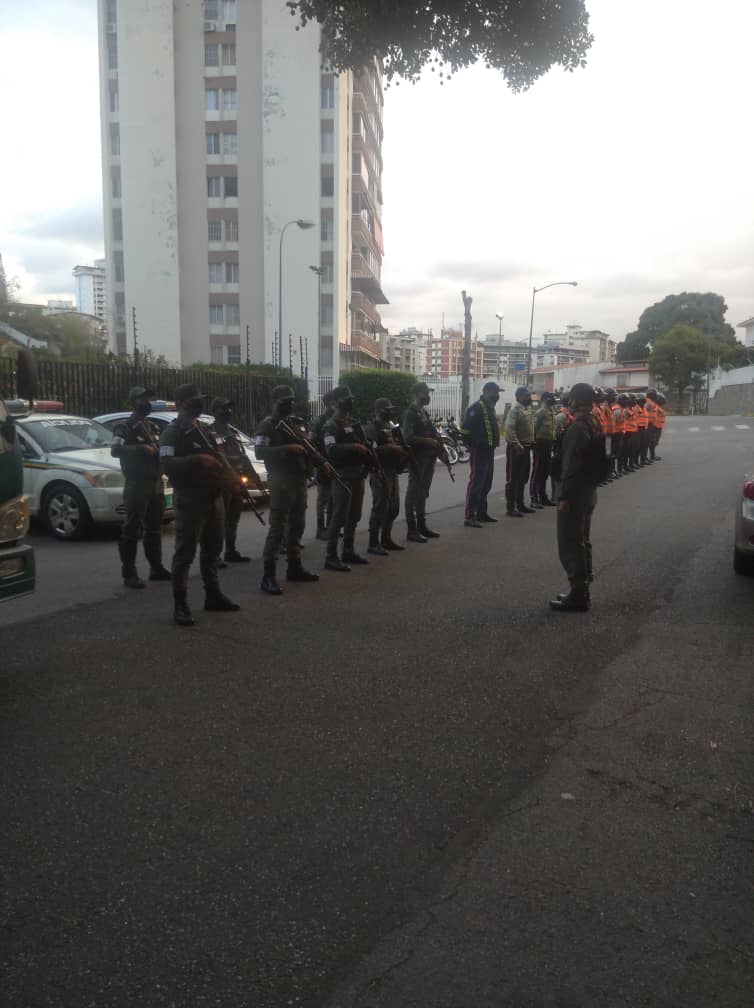 PolisucreOficia's tweet photo. #17marzo | Despliegue Conjunto Estratégico de Seguridad Ciudadana Inteligencia Patrullaje y reacción Inmediata #Plan76 INPRI al servicio de la ciudadanía para garantizar la paz y seguridad Urb. El Marqués
@capitalzodi41
@PoliciaMiranda
@DESURPETAREGNB
#ServirYProtegerPMS https://t.co/uEZX5L2J1T