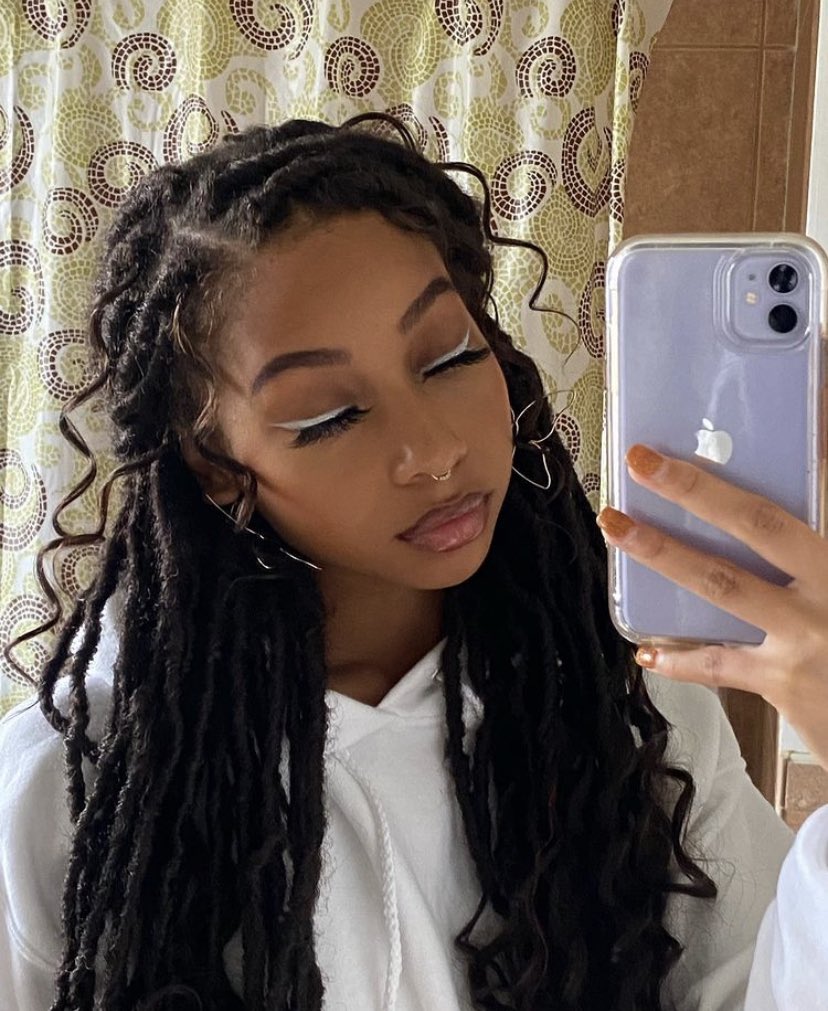 AmoreJupiter's tweet photo. wanted to show of my butterfly earring and my eyeliner thank you https://t.co/H3jnlqiXyC