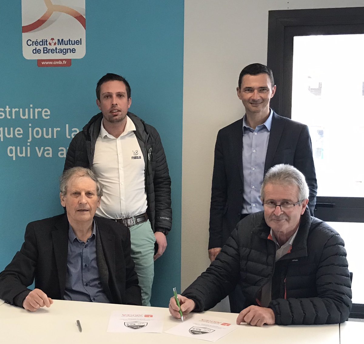 Partenariat CMB /Fybolia WB 
@colette_sene <a href="/WarrenBarguil/">barguil</a> <a href="/HBalligand/">Helene Balligand</a> @Lolobatais <a href="/WeAreArkea/">WAA|Actus</a>     Signature à la caisse de Locmine de la convention de partenariat par Patrick Bellego président et Raymond Laudrin président de l’Olympia cycliste Locmine.