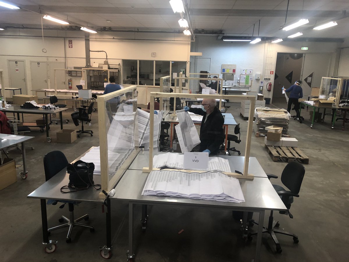 Wat een mooie klus: #stemmen tellen op een Inpakafdeling van #Novatec. Deze dag van de #TweedeKamerVerkiezingen stemlokaal 5 in <a href="/GemWkwartier/">Gemeente Westerkwartier</a>. Het tellen vordert gestaag maar zeker! #FeestvandeDemocratie