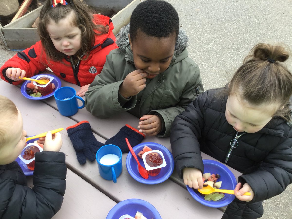 CharlestonNurs1's tweet photo. Continuing with the concept of ‘looking through’ for our Virtual Nature School. The PM children enjoyed their snack outside too and claimed to have seen a flamingo in the sky whilst looking up!
#Charlestonschool #virtualnatureschool #lookingthrough #imagination https://t.co/MK5gwI1K2e