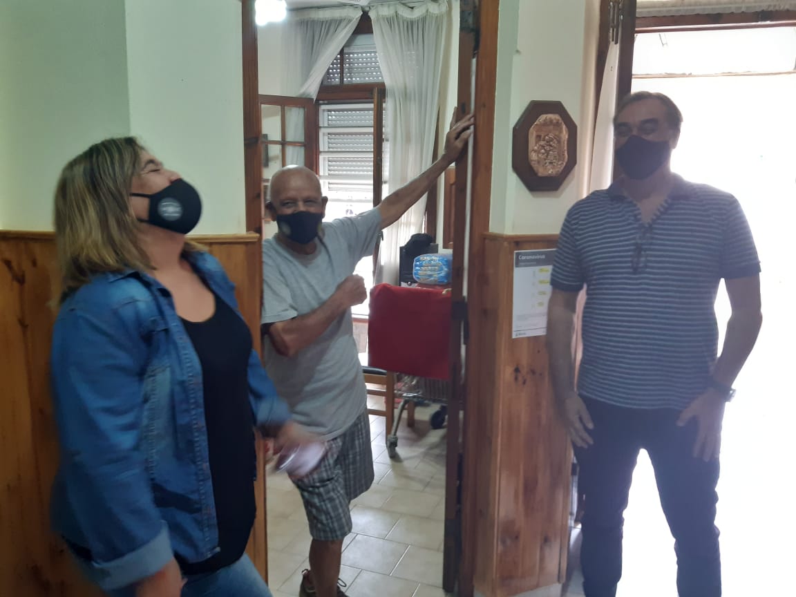 ccaribahia's tweet photo. Visitamos a nuestros amigos del Centro de Jubilados de #IngWhite. Con ellos conversamos sobre su inicio de año y proyectamos para seguir trabajando juntos.
Gracias por recibirnos Tito, Choni y Libertad.
@marisapigna @LuisTonin @VivianaAlmada13
#ccari #ccaribahia #bahianlanca https://t.co/twBiI1pGaT
