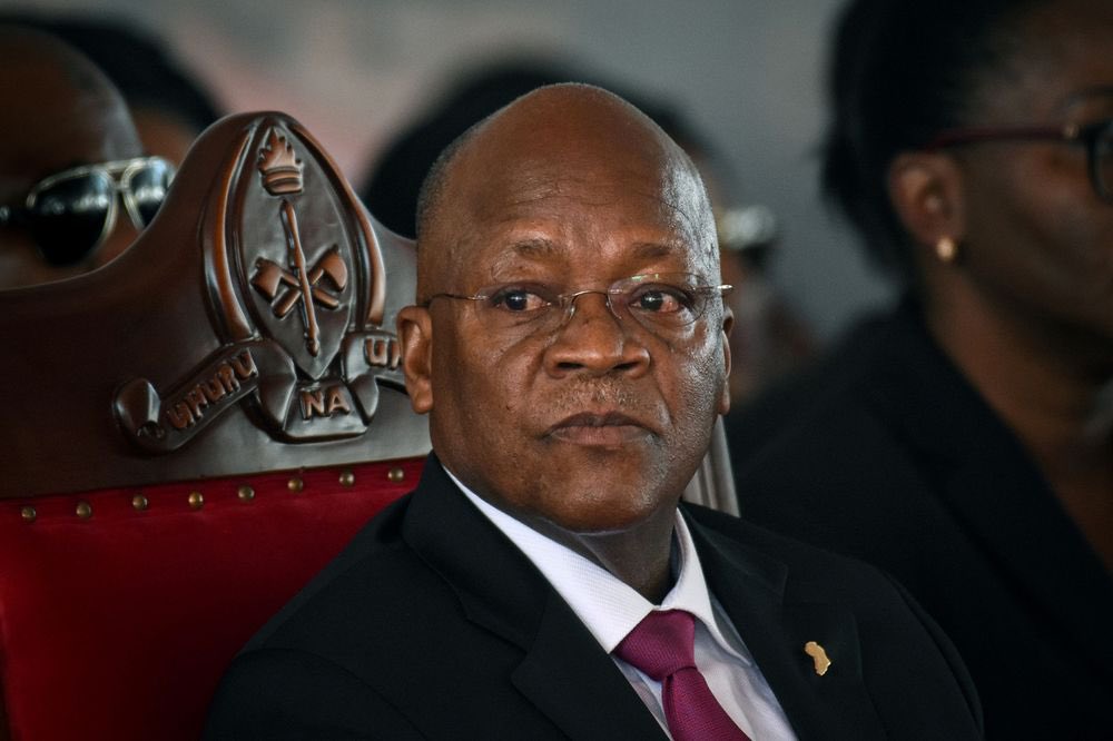 millardayo's tweet photo. “Rais Magufuli alilazwa March 6 Hospitali ya J.Kikwete na kuruhusiwa March 7 na kuendelea na majukumu, March 14 alijisikia vibaya na akarudi Hospitali ya Mzena kutibiwa hadi umauti unamkuta, Nchi yetu itakuwa na maombolezo ya siku 14 na bendera nusu mlingoti” ——— VP. Mama Samia. https://t.co/icU3bagfkt