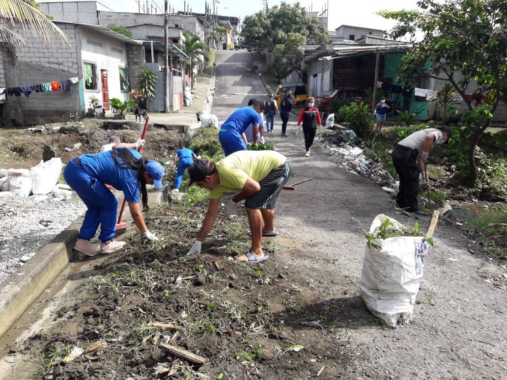 Personal de #ControlVectorial junto a la comunidad y <a href="/PoliciaEcuador/">Policía Ecuador</a> realizan minga de limpieza, abatización, fumigación extradomiciliar y sensibilizan a usuarios sobre medidas de prevención para evitar las enfermedades vectoriales en el sector del #Fortín. #MiBarrioSinMosquitos