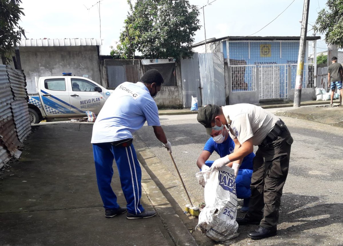 Salud_Guayas's tweet photo. Personal de #ControlVectorial junto a la comunidad y @PoliciaEcuador realizan minga de limpieza, abatización, fumigación extradomiciliar y sensibilizan a usuarios sobre medidas de prevención para evitar las enfermedades vectoriales en el sector del #Fortín. #MiBarrioSinMosquitos https://t.co/UOMmu7n1Ua