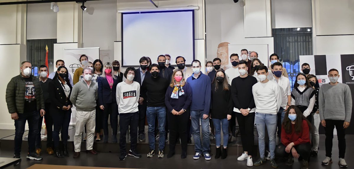 merryrevuelta's tweet photo. 🐮📰🎙📺 El pasado viernes inauguramos el @TaurinoCurso, patrocinado por el Centro de Asuntos Taurinos de la CAM. Es un honor coordinar este grupo, dirigido por una terna de figuras como #DavidCasas, Hugo Costa y #JavierTinto ¡Gracias maestros! El paseíllo acaba de empezar... https://t.co/CHKRJ5Aa6r