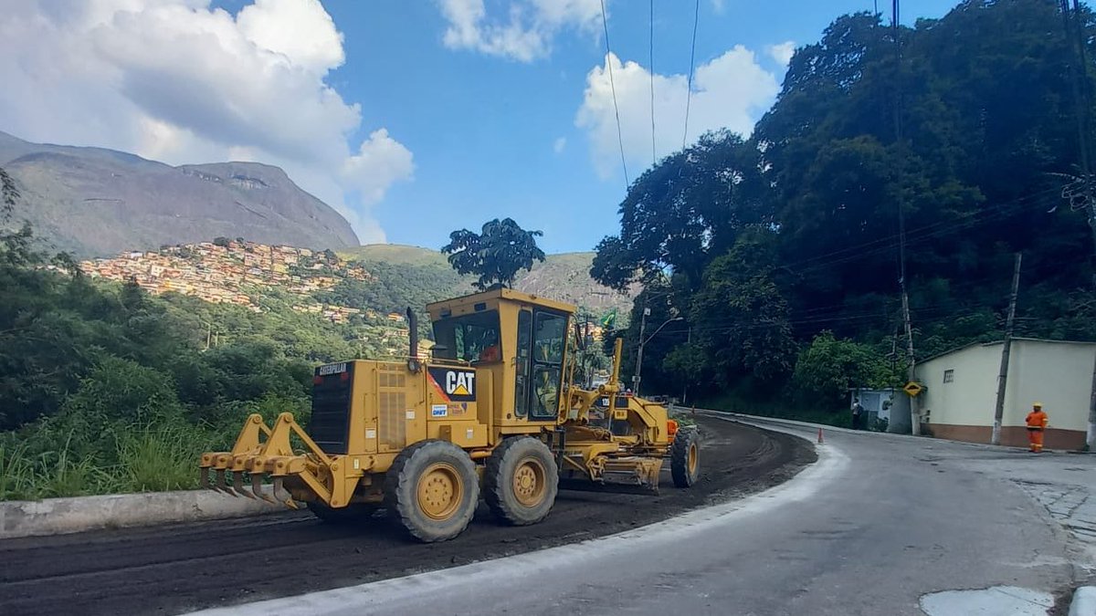 DNIToficial's tweet photo. No Rio de Janeiro, o DNIT trabalha nas obras de restauração da BR-040/RJ, na Estrada União e Indústria. Confira um pouco dos serviços realizados na rodovia, na região de Petrópolis. 

#DNITemAÇÃO https://t.co/5SpHRFnwUi