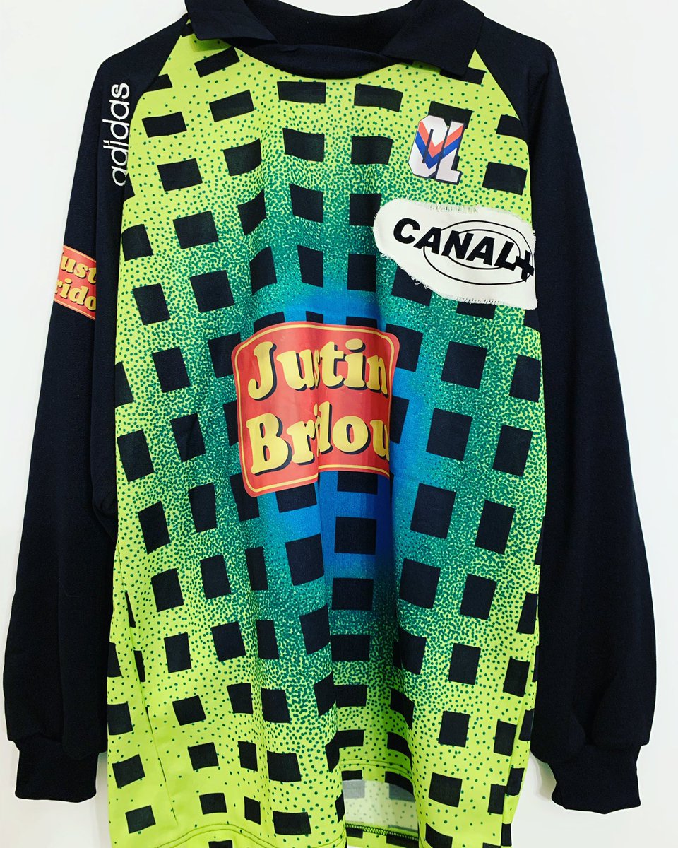 LOPEZFrdric7's tweet photo. Et de 4 !!!!!
Toute mon enfance Ouha Olmeta Ouha Olmeta !!
Maillot Porté par Pascal OLMETA
Saison 1993-1997
#1OLMETA
Entrée au musée : 17 Mars 2021
#olympiquelyonnais
#ol
#maillotcollector
#pascalolmeta
@barthruzza @OL @JulienHuet @JM_Aulas @OlmetaPascal @maxifoot_fr https://t.co/D6SE1sIJC2