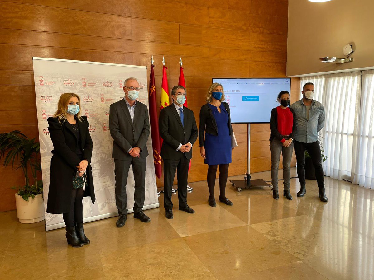 MerBernabe's tweet photo. Con @navarro_corchon y @jpachecomendez hoy hemos presentado la Estrategia 
#RSC @AytoMurcia 

5 ejes estratégicos
77 objetivos
315 medidas

Compromiso asumido por la #Transparencia y el #BuenGobierno

#GobiernoAbierto
#AgendaUrbanaMurcia2030
@Catedra_RSC 

https://t.co/nPAot8txpL https://t.co/XfXuOkhDOS