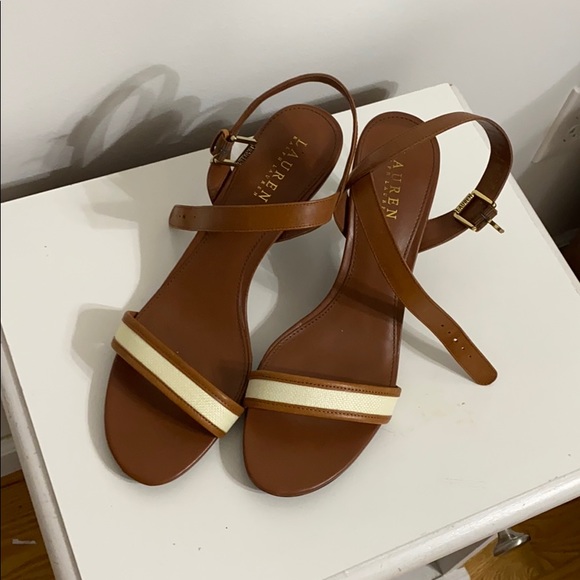 ezthingz's tweet photo. So good I had to share! Check out all the items I'm loving on @Poshmarkapp from @becks827 #poshmark #fashion #style #shopmycloset #laurenralphlauren #jcrew: https://t.co/UgevzhZM7x https://t.co/6QQJZYVNxM