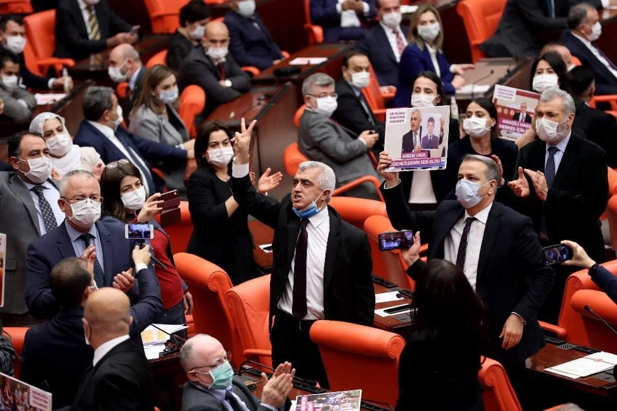 Şunu iyi bilinki #ÖMERFARUKGERGERLİOĞLU halkın vekilidir tarih bunu yazacaktır sizlerde tarihin çöp sepetindeki yerinizi alacaksınız...
#HDP Kocaeli mv.#sayın #ÖMERFARUKGERGERLİOĞLU yanlız değildir..✌✌✊✊