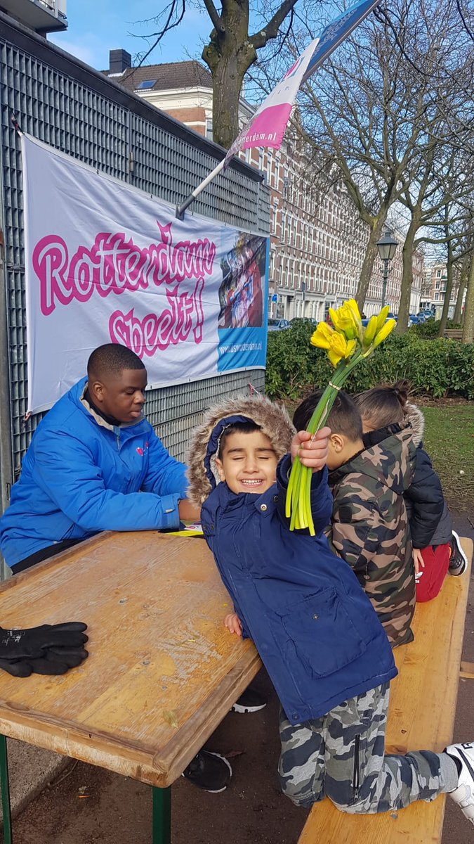 Ook bij #Duimdrop #Bsw wordt het voorjaar! Veilig buitenspelen op Rotterdamse pleinen