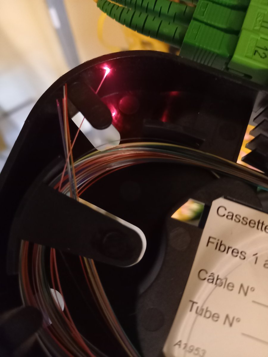 - Gégé, pourquoi la lumière n'arrive pas sur la prise APC mais dans la cassette ? Elle a peur du noir ?
- Ah je crois que j'ai loupé mon épissure...
#TelcoPorn #FttH