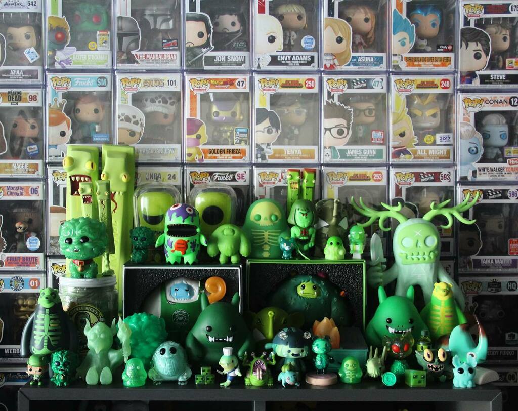 jayncoke's tweet photo. Got your green going on today? Happy St. Patrick’s Day! 🍀
#collecting #shelfie #green #abominabletoys #chomp #deadzebrainc #killkat #ziqiwu #bimtoy #tinyghost #waltgeist #bearlyavailable #originalmon #funko #funkosoda #uvdtoys #charlietheangryeleph… https://t.co/hSewmrNLlG https://t.co/SCKH6D3lFB