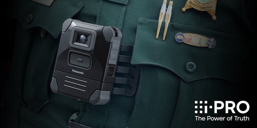 iPRO_Americas's tweet photo. Our new compact #BodyWornCamera features a 12H #SwappableBattery, plus an easy-to-read LCD status screen displaying battery life, remaining recording capacity, operation mode, & more. Officers can swap drained batteries in seconds – without wires or plugs
https://t.co/deKaDrDXVr https://t.co/eP2YSVn5lS