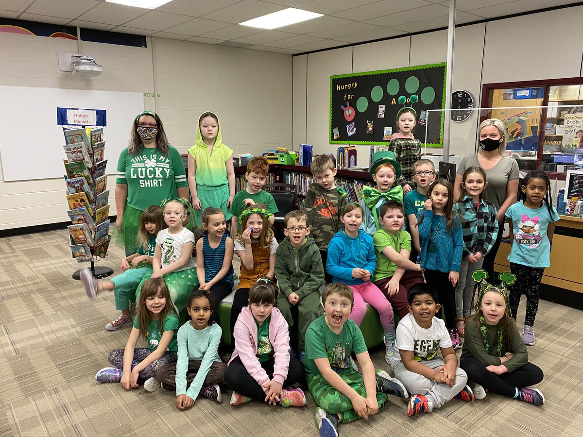 MrsSaundersCG's tweet photo. #bhspiritweek continues with Green Day for St Patrickโs Day ๐. To celebrate, we made slime! #sorrymomsanddads #messybutfun @FMPSD @abbott_graham @BeaconhillFMPSD https://t.co/cBkG4gXpZ1