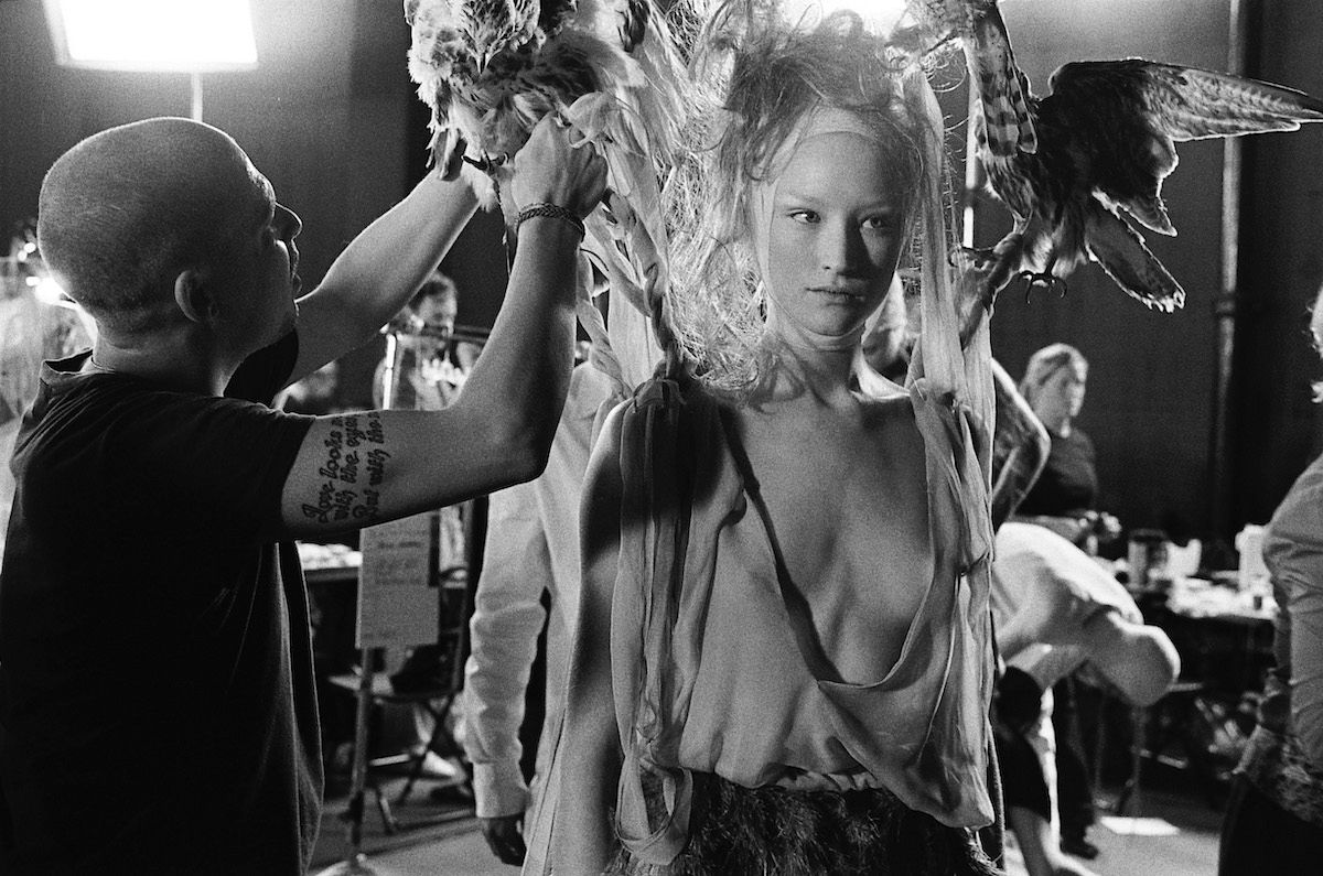 MeowMag's tweet photo. Un día como hoy en el Londres de 1969 nació uno de los diseñadores más famosos, espectaculares y teatrales de la industria de la moda. Feliz cumpleaños #AlexanderMcQueen 🎉 🎉 conoce más sobre su legado en #MEOWMAG https://t.co/SZacm7RTFq https://t.co/ZzoelLmRRF