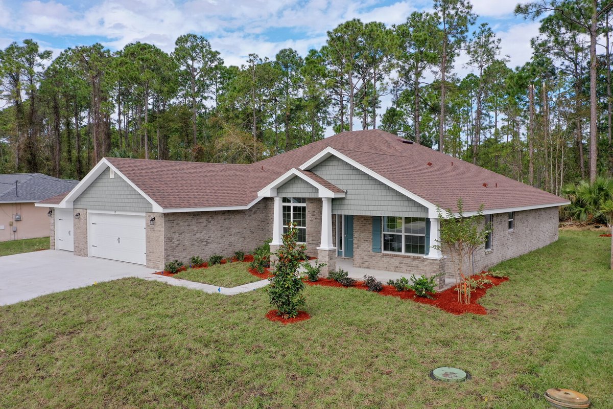 AdamsHomesTweet's tweet photo. Happy St. Patrick's Day from Adams Homes! 🍀🍀🍀
What do you think about the green shake siding on this home? https://t.co/exmE4TChHI