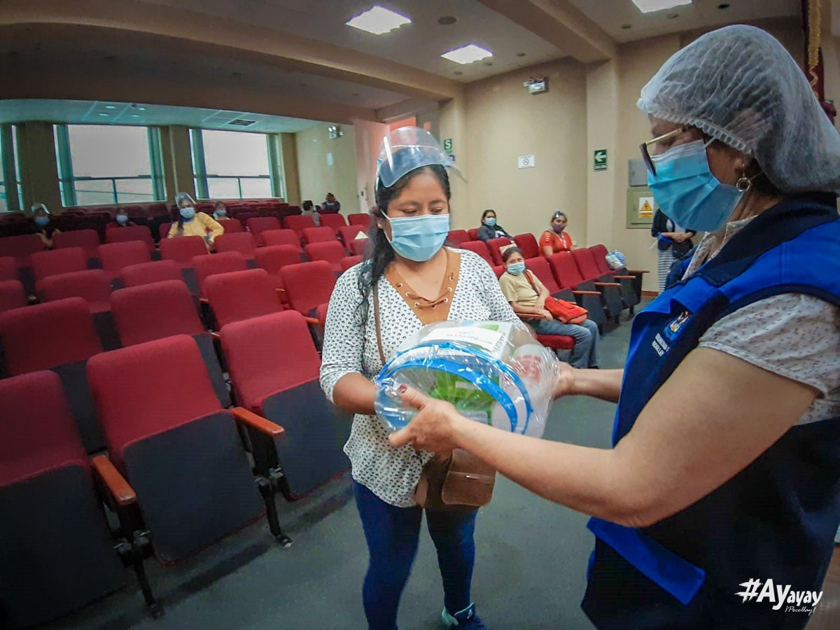 #Tacna | La municipalidad de #Pocollay no se olvida de las coordinadoras del programa de #VasoDeLeche, porque esta tarde recibieron  un kit de bioseguridad para el control y prevención de la covid-19.

ow.ly/SBUN50E1ILt
