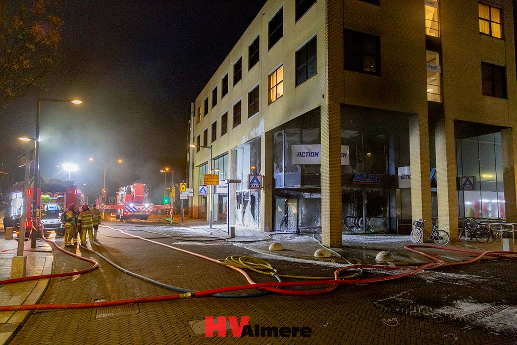 Grote brand bij Aldi in centrum Almere..