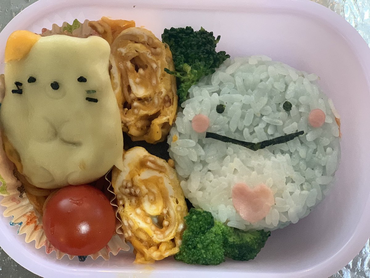 Sohesohe000 本日は幼稚園時代 最後のお弁当の日 頑張ったなぁ俺 弁当 献立は娘の大好きなベビースター入り卵焼き すみっこぐらしのねこのチーズハンバーグ すみっこぐらしのとかげのおにぎりin鮭 ナポリタン 最後はキャラ弁を作りました 最初は